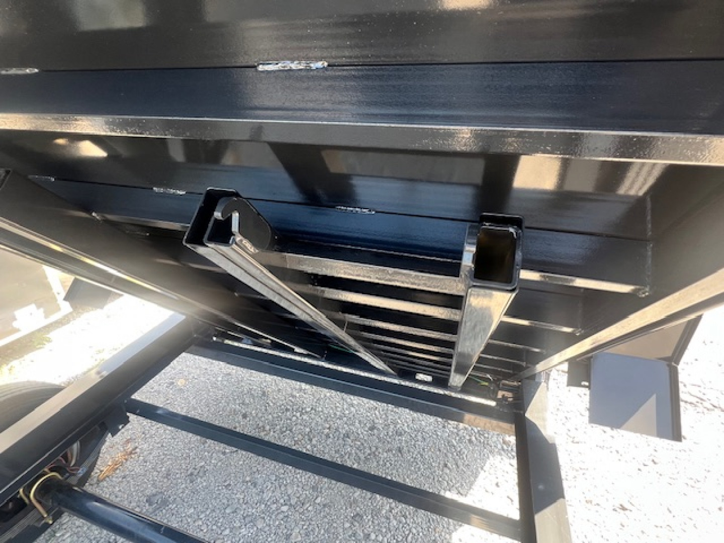 New 2025 Hillcrest Trailers 7x16 17.6 w/ tube ramps and hyd jack Dump Trailer
