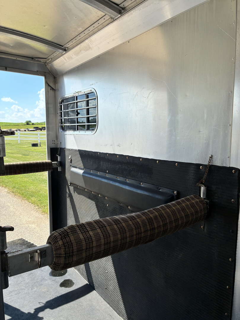 Used 2001 4-Star Deluxe 2H Straight Load BP W/B (7'9" Inside Center Height, 7'6" at Sidewalls) Trailer
