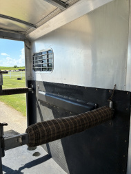Used 2001 4-Star Deluxe 2H Straight Load BP W/B (7'9" Inside Center Height, 7'6" at Sidewalls) Trailer