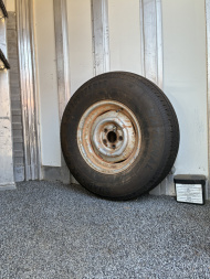 Used 2001 4-Star Deluxe 2H Straight Load BP W/B (7'9" Inside Center Height, 7'6" at Sidewalls) Trailer