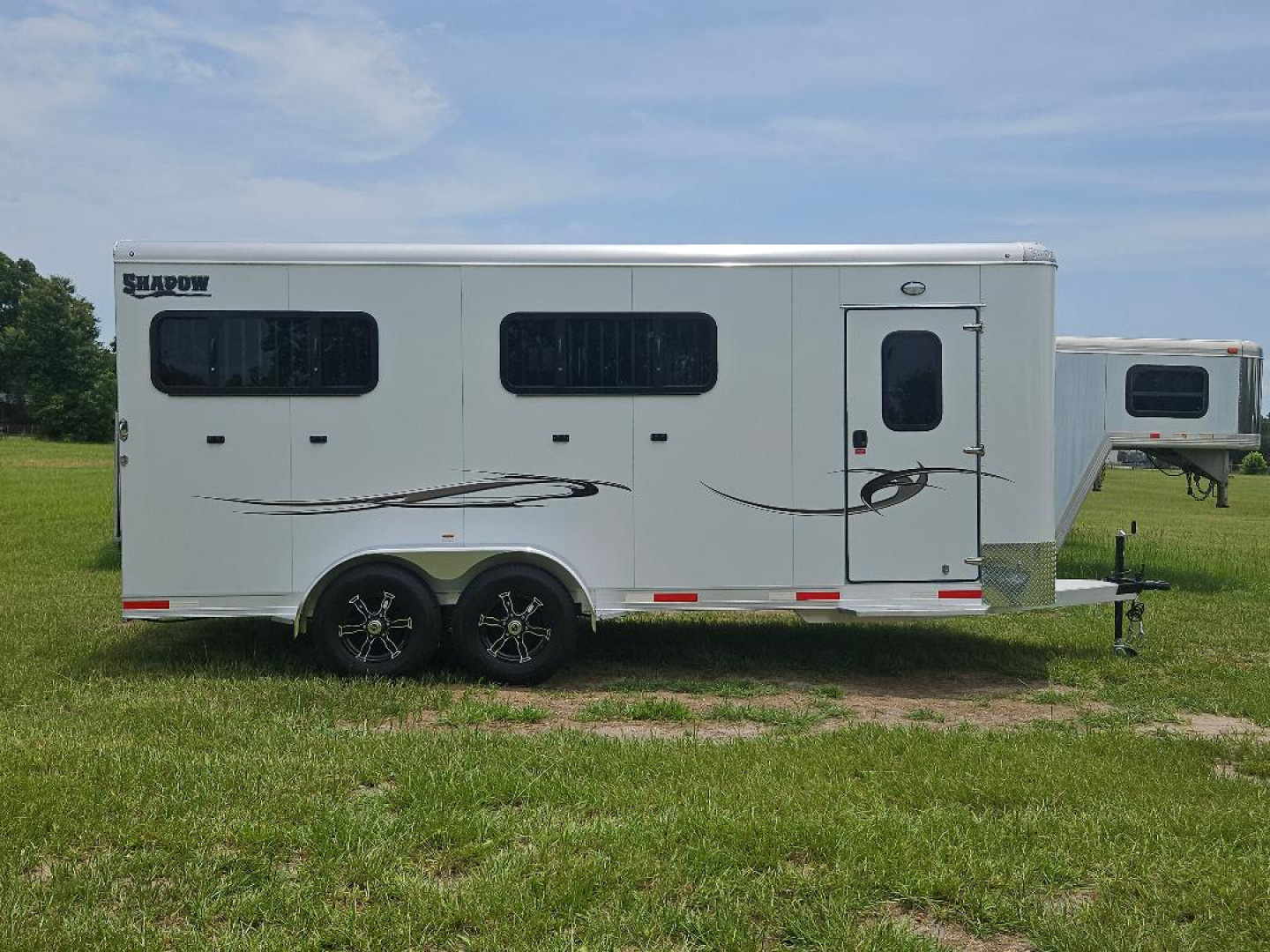 New 2025 Shadow 4H Stablemate w/ Escape Door Horse Trailer