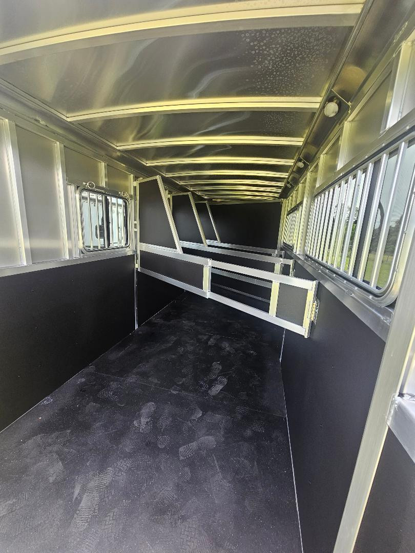 New 2025 Shadow 4H Stablemate w/ Escape Door Horse Trailer
