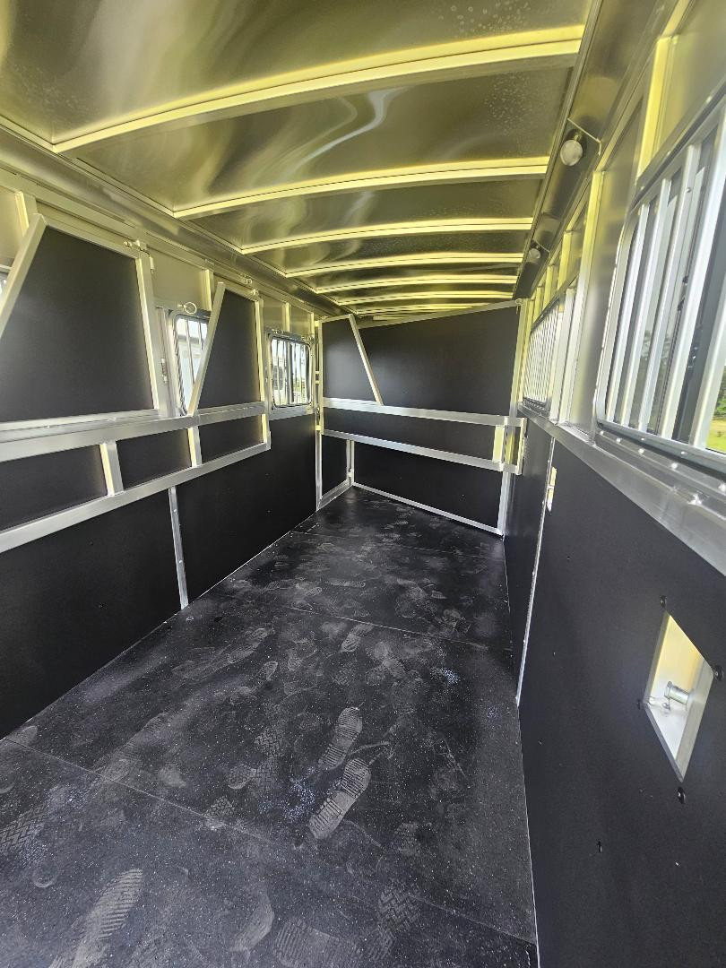 New 2025 Shadow 4H Stablemate w/ Escape Door Horse Trailer