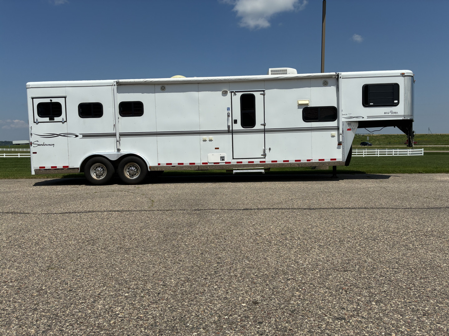 Used 2006 Sundowner Sunlite 727 3H 12'LQ Horse Trailer