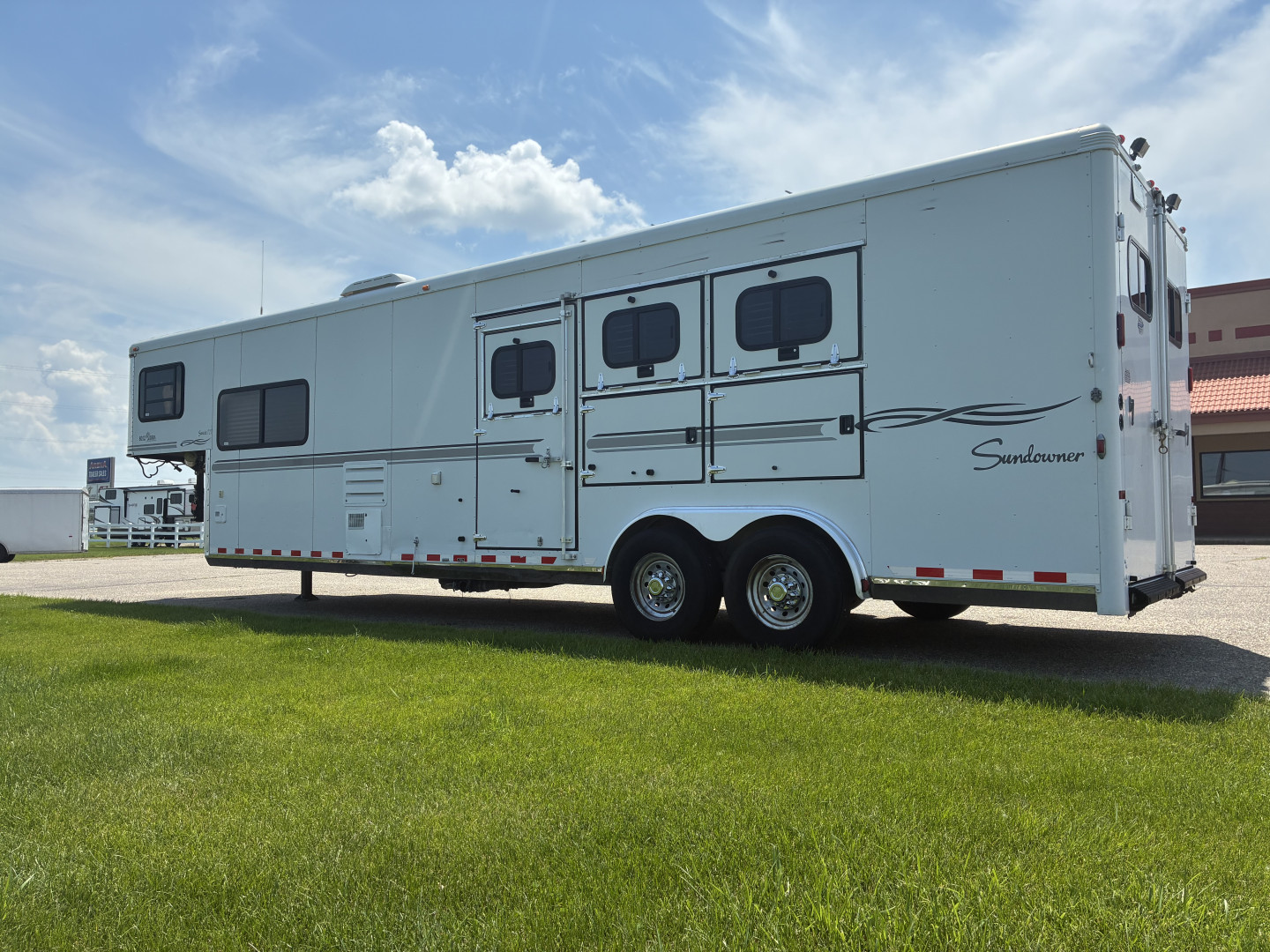 Used 2006 Sundowner Sunlite 727 3H 12'LQ Horse Trailer