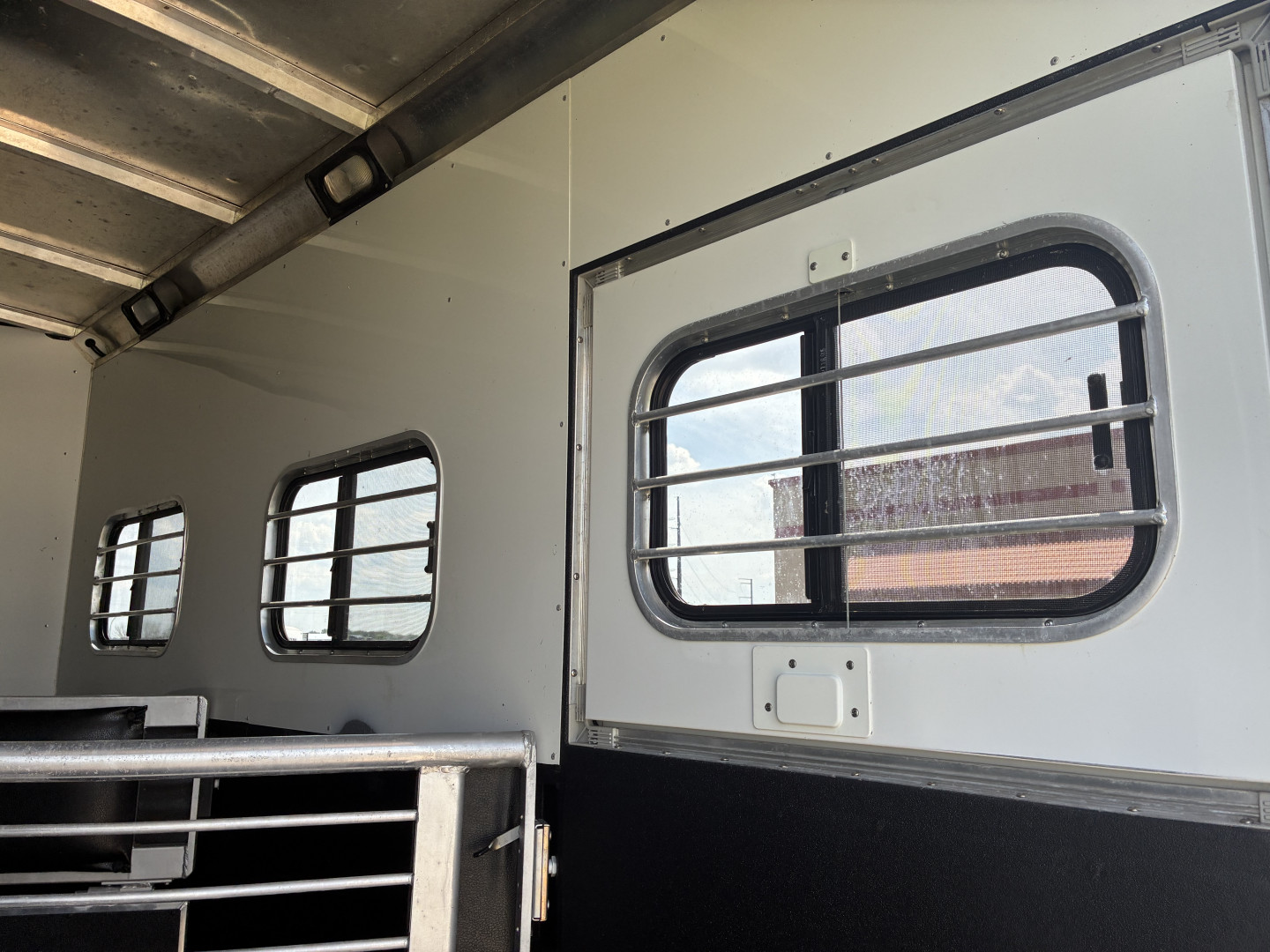 Used 2006 Sundowner Sunlite 727 3H 12'LQ Horse Trailer