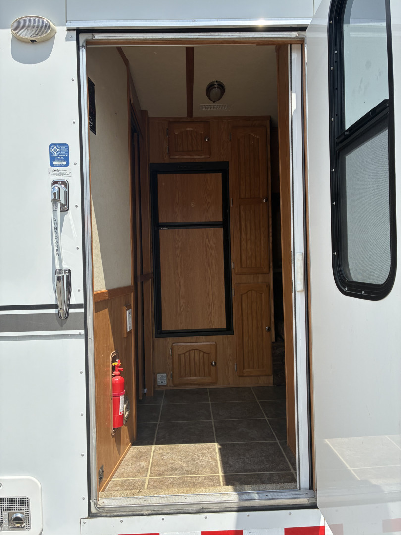 Used 2006 Sundowner Sunlite 727 3H 12'LQ Horse Trailer