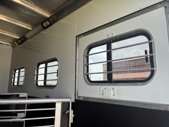 Used 2006 Sundowner Sunlite 727 3H 12'LQ Horse Trailer