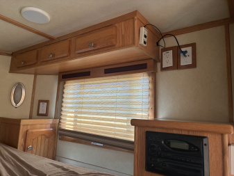 Used 2006 Sundowner Sunlite 727 3H 12'LQ Horse Trailer