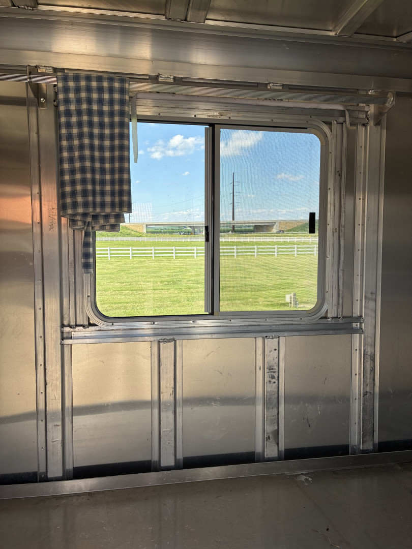 Used 2004 Featherlite Trailers 3H GN 8541 Horse Trailer