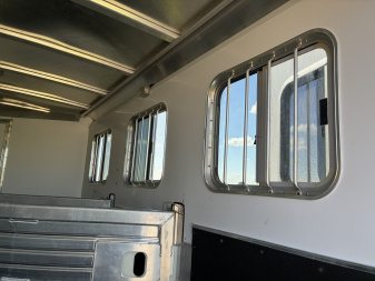 Used 2004 Featherlite Trailers 3H GN 8541 Horse Trailer