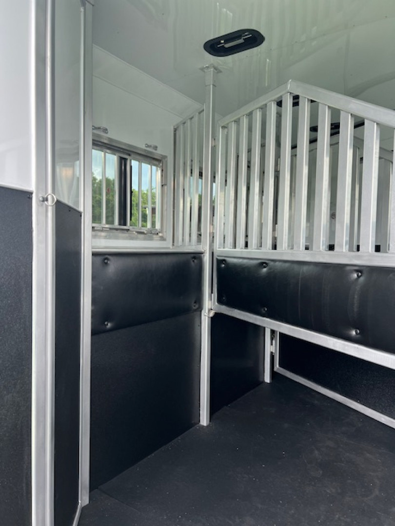 New 2025 Merhow Trailers 8' wide 3 horse w/ 12' living quarters Horse Trailer