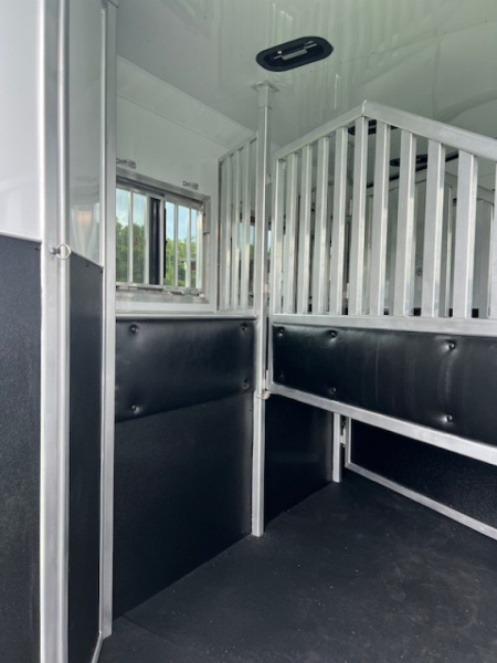 New 2025 Merhow Trailers 8' wide 3 horse w/ 12' living quarters Horse Trailer