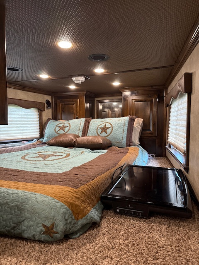 Used 2019 Cimarron Trailers 8' wide 3 horse w/15' lq gen and midtack Horse Trailer