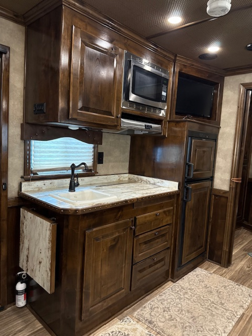 Used 2019 Cimarron Trailers 8' wide 3 horse w/15' lq gen and midtack Horse Trailer