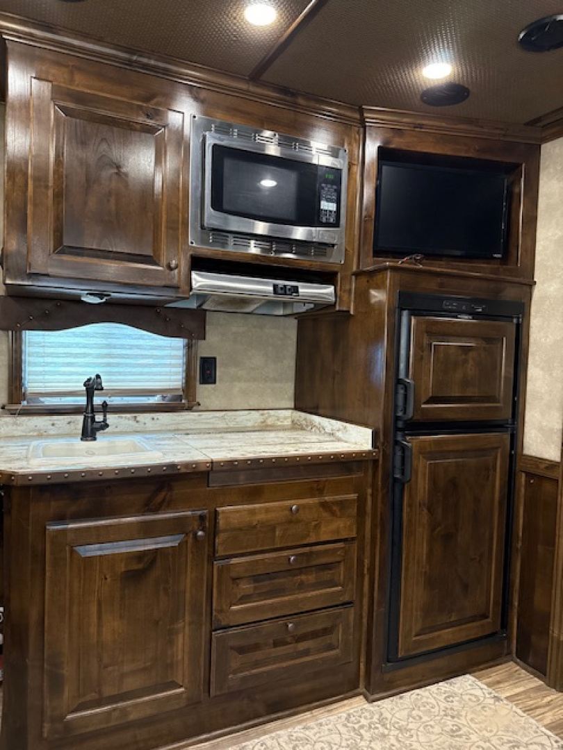 Used 2019 Cimarron Trailers 8' wide 3 horse w/15' lq gen and midtack Horse Trailer