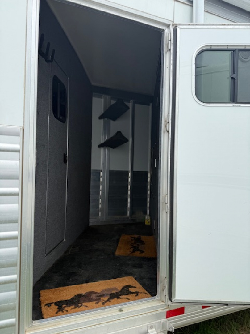 Used 2019 Cimarron Trailers 8' wide 3 horse w/15' lq gen and midtack Horse Trailer