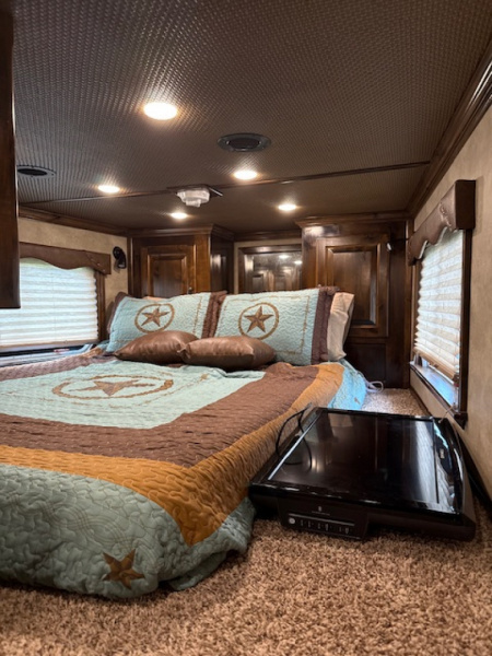 Used 2019 Cimarron Trailers 8' wide 3 horse w/15' lq gen and midtack Horse Trailer