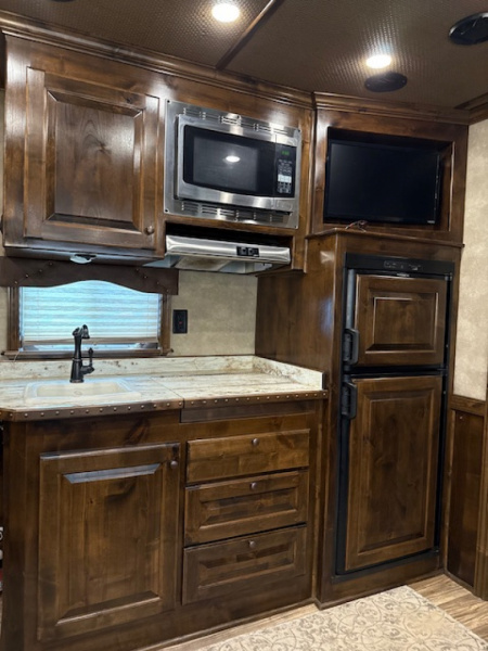 Used 2019 Cimarron Trailers 8' wide 3 horse w/15' lq gen and midtack Horse Trailer