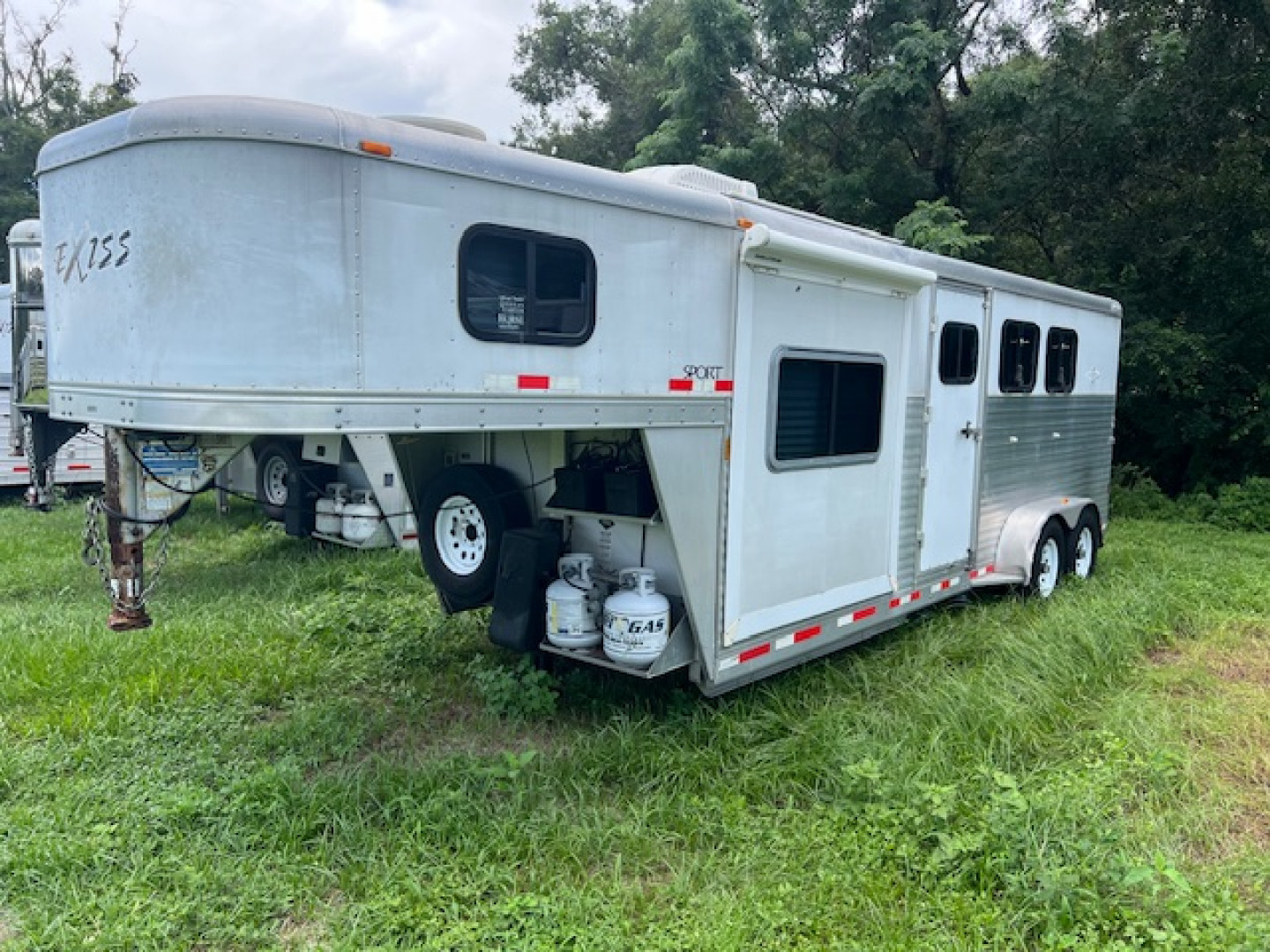 Used 2007 Exiss Trailers 3 horse w/ 7' living quarters Horse Trailer