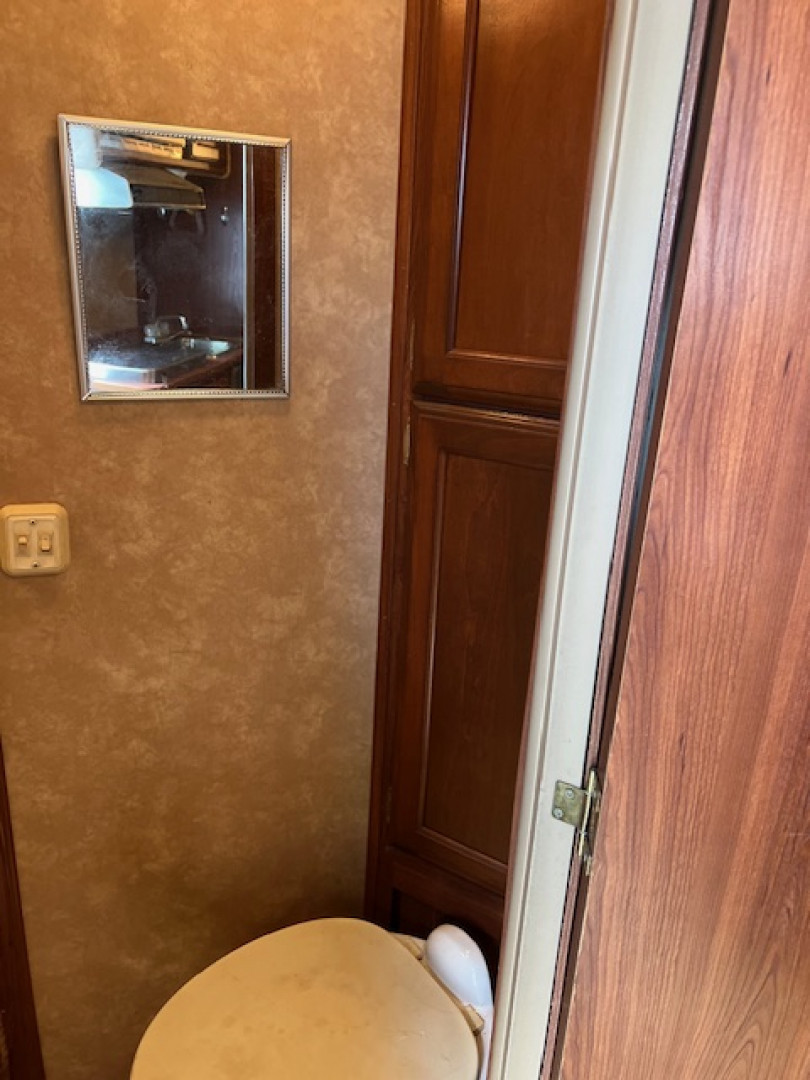 Used 2007 Exiss Trailers 3 horse w/ 7' living quarters Horse Trailer
