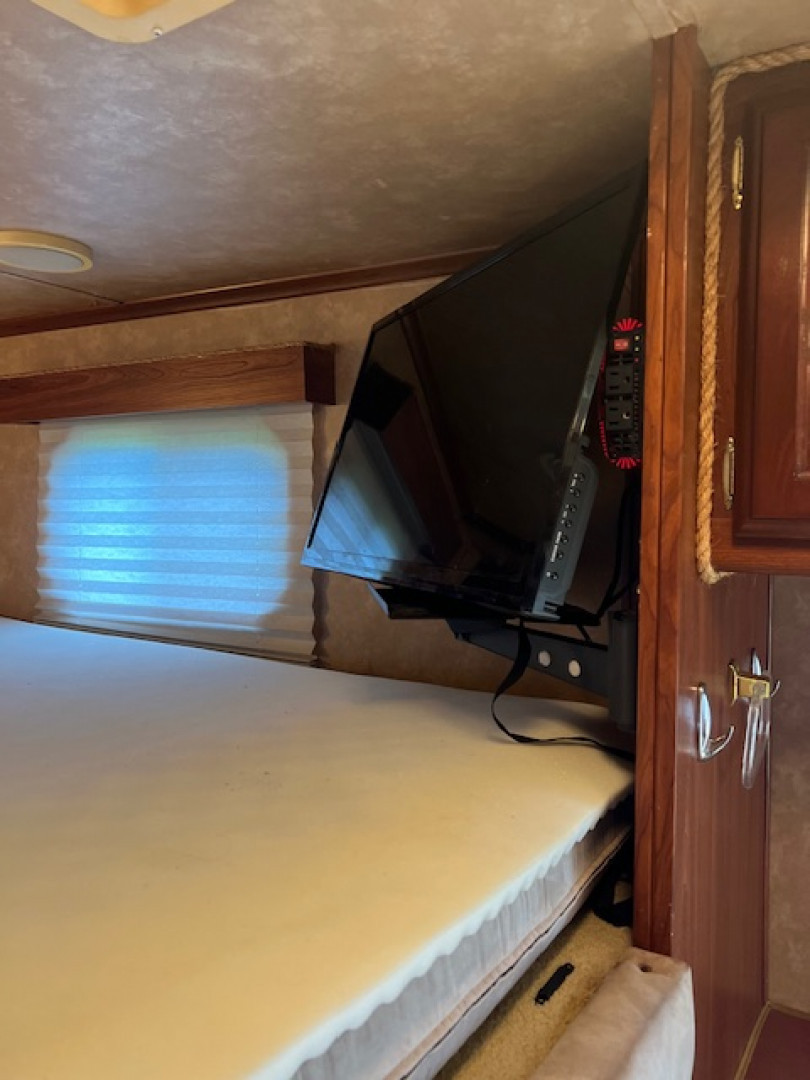 Used 2007 Exiss Trailers 3 horse w/ 7' living quarters Horse Trailer