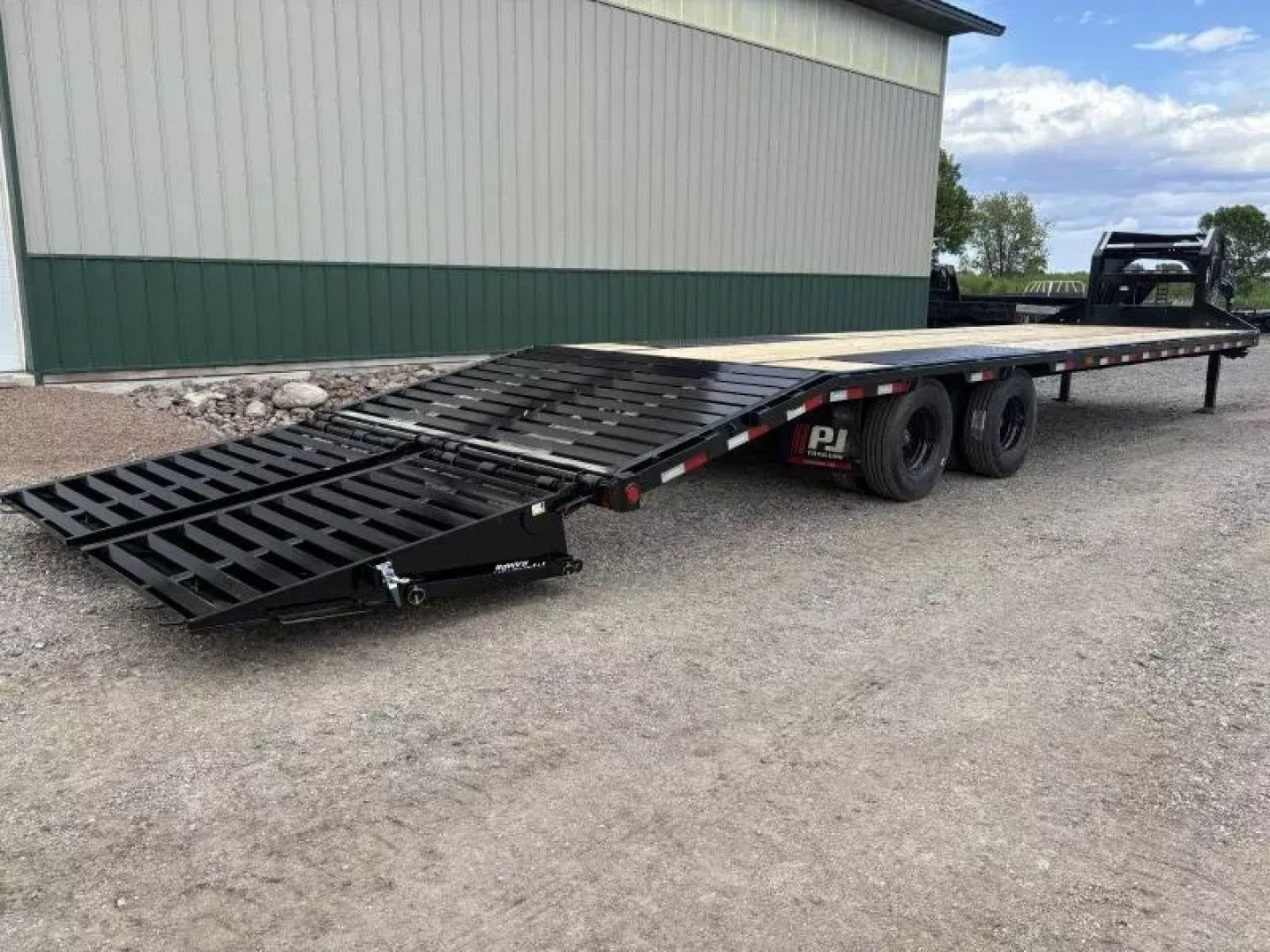 New 2026 34' PJ Low-Pro Gooseneck Trailer - 12k Axles - Hyd Jacks