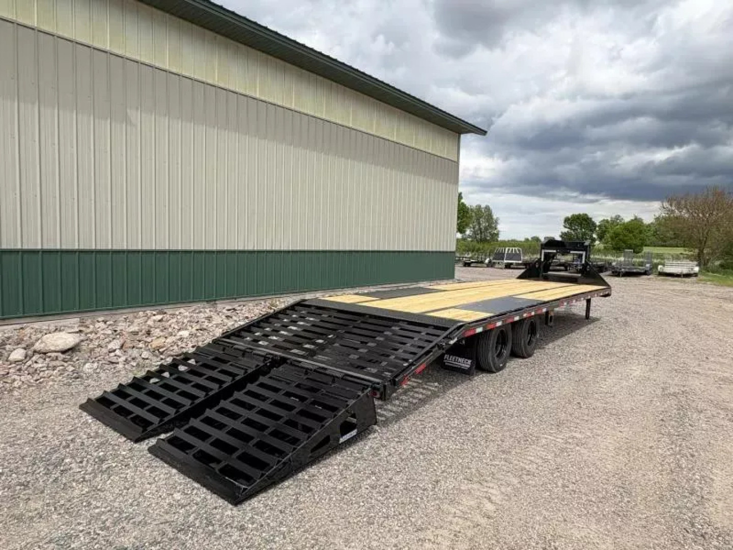 New 2025 32' Diamond C FMAX210 Flatbed Trailer