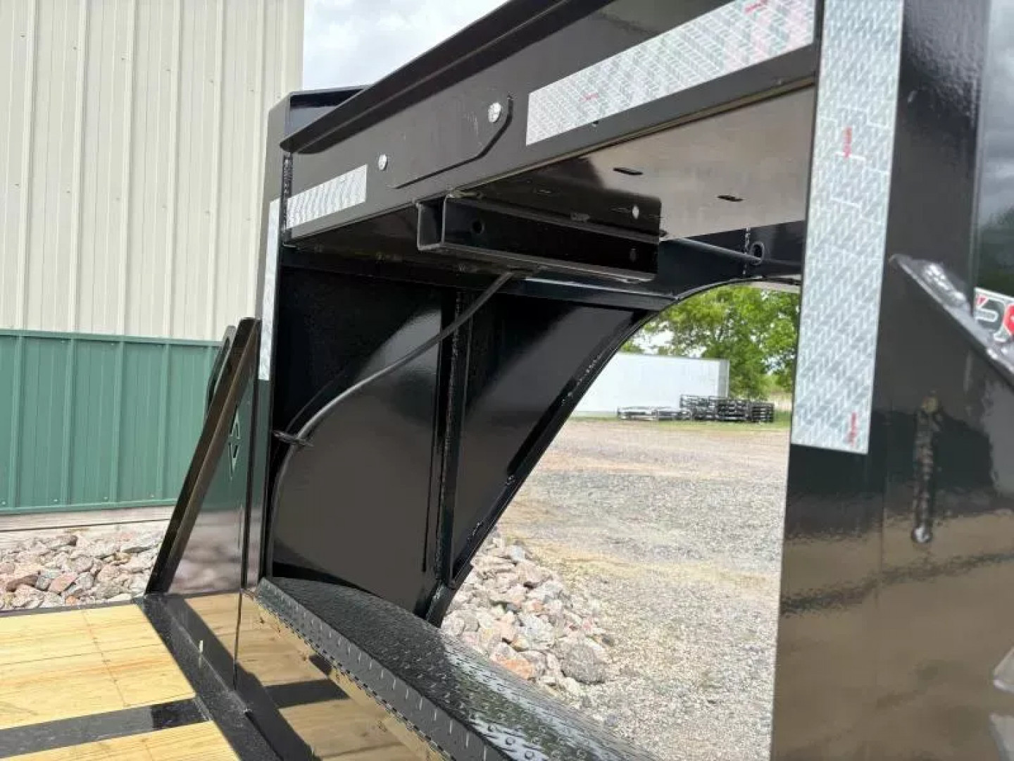 New 2025 32' Diamond C FMAX210 Flatbed Trailer