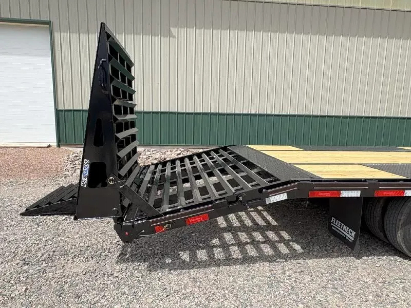 New 2025 32' Diamond C FMAX210 Flatbed Trailer