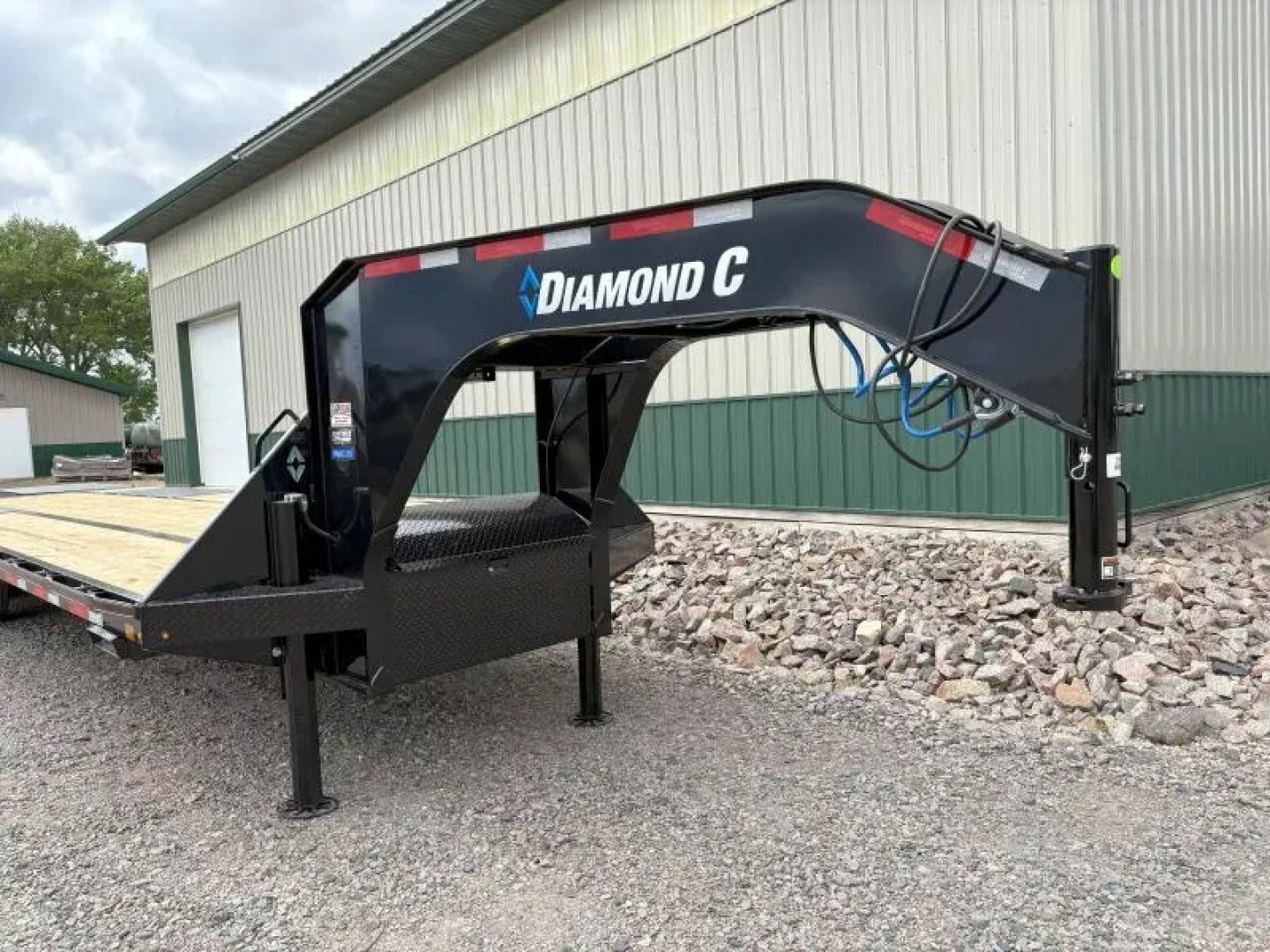 New 2025 32' Diamond C FMAX210 Flatbed Trailer