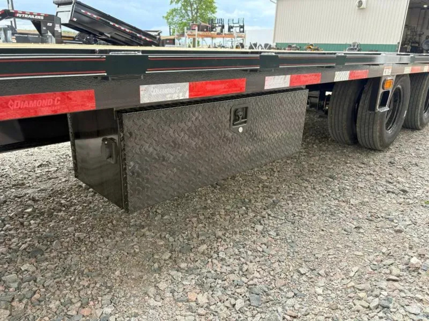 New 2025 32' Diamond C FMAX210 Flatbed Trailer