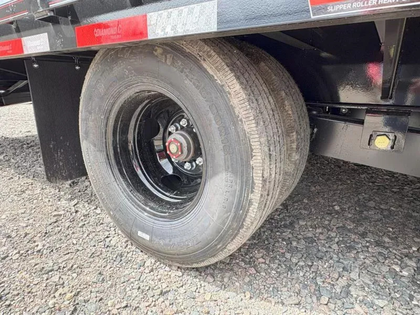 New 2025 32' Diamond C FMAX210 Flatbed Trailer