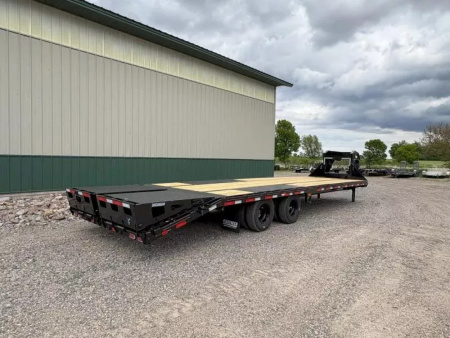 New 2025 32' Diamond C FMAX210 Flatbed Trailer
