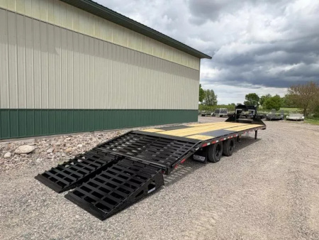 New 2025 32' Diamond C FMAX210 Flatbed Trailer