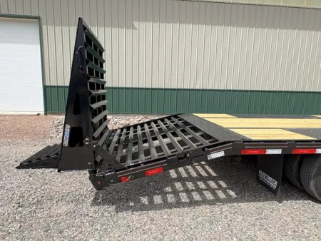 New 2025 32' Diamond C FMAX210 Flatbed Trailer