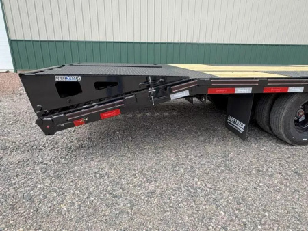 New 2025 32' Diamond C FMAX210 Flatbed Trailer