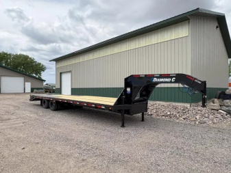 New 2025 32' Diamond C FMAX210 Flatbed Trailer