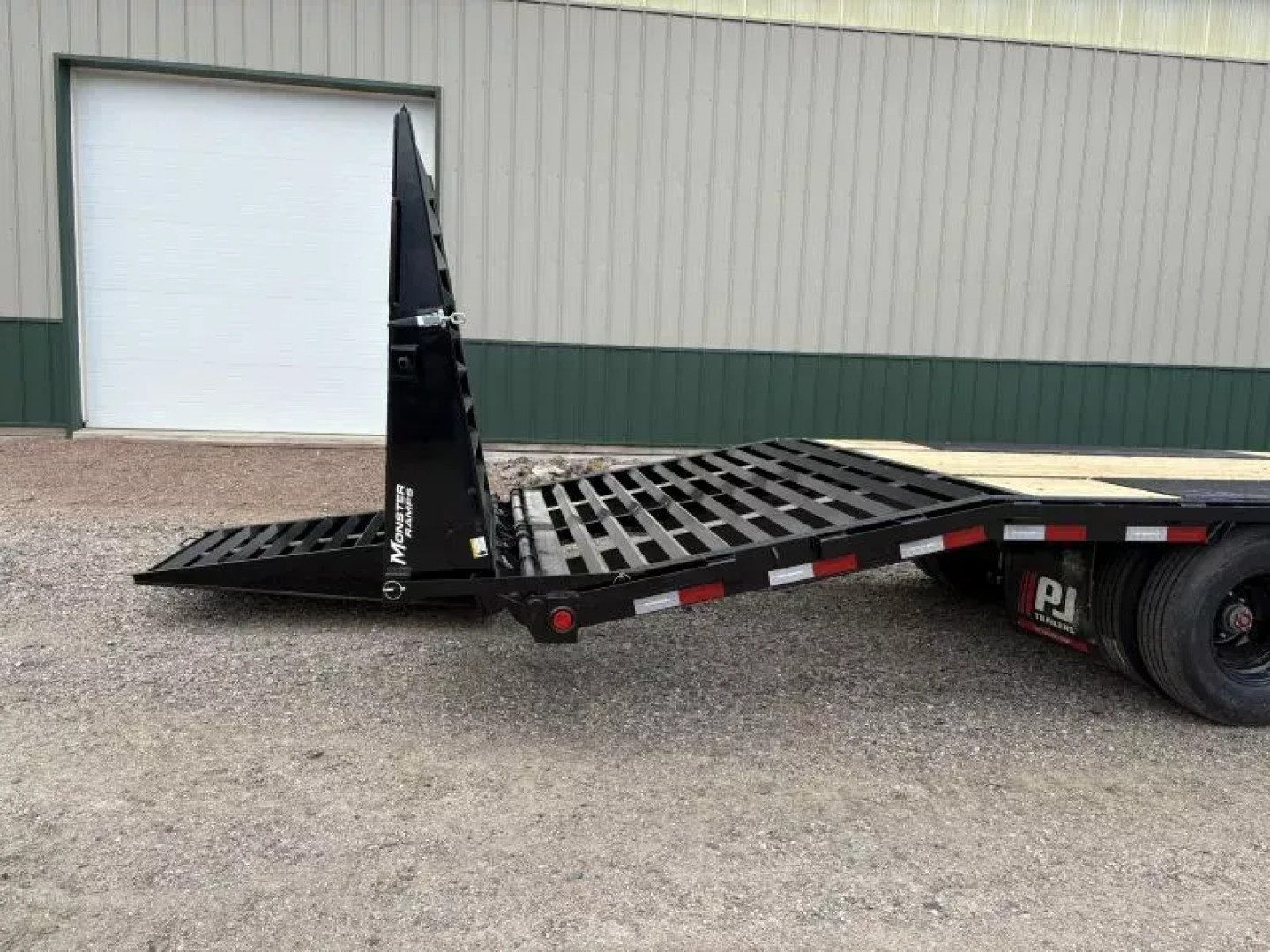 New 2026 32' PJ Low-Pro Gooseneck Trailer - 12k Axles - Hyd Jacks