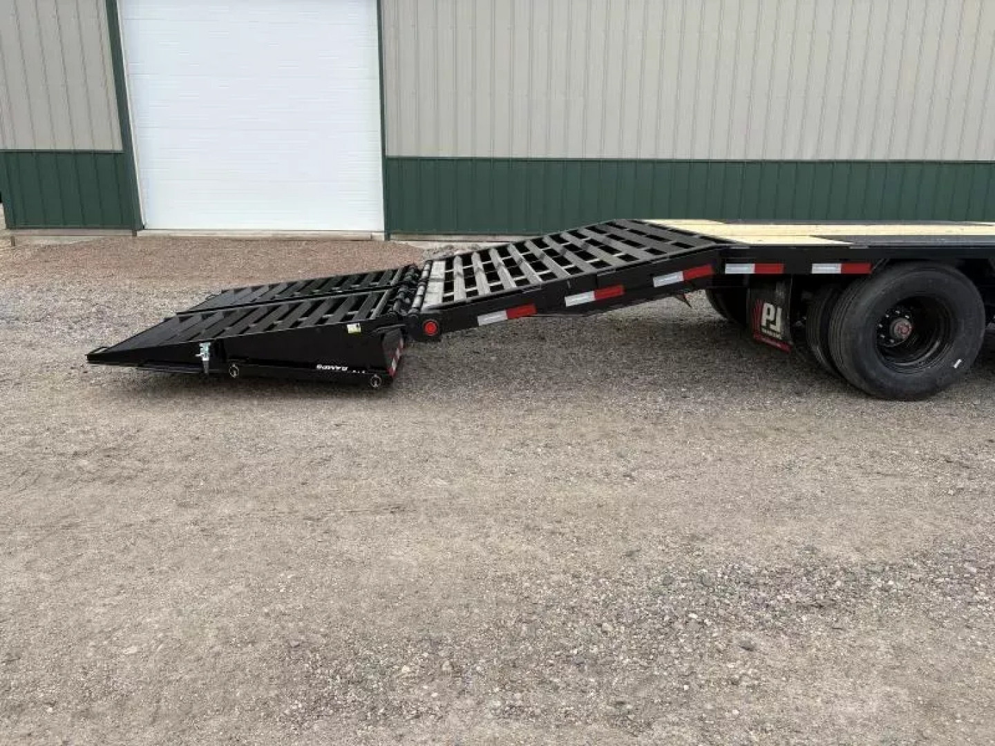 New 2026 32' PJ Low-Pro Gooseneck Trailer - 12k Axles - Hyd Jacks