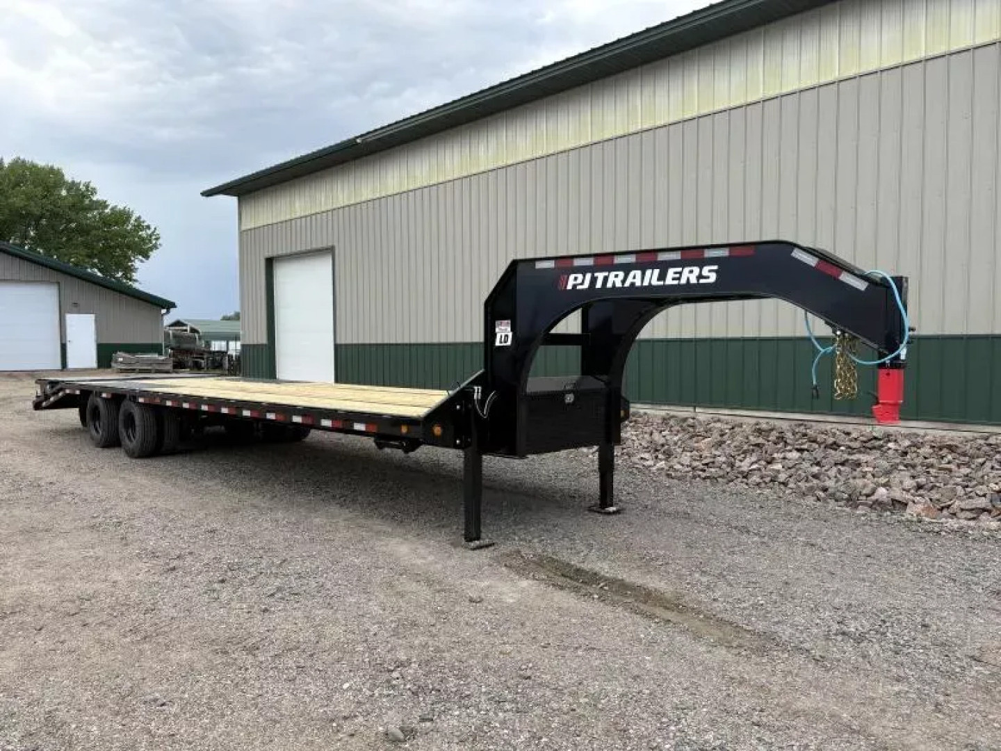 New 2026 32' PJ Low-Pro Gooseneck Trailer - 12k Axles - Hyd Jacks