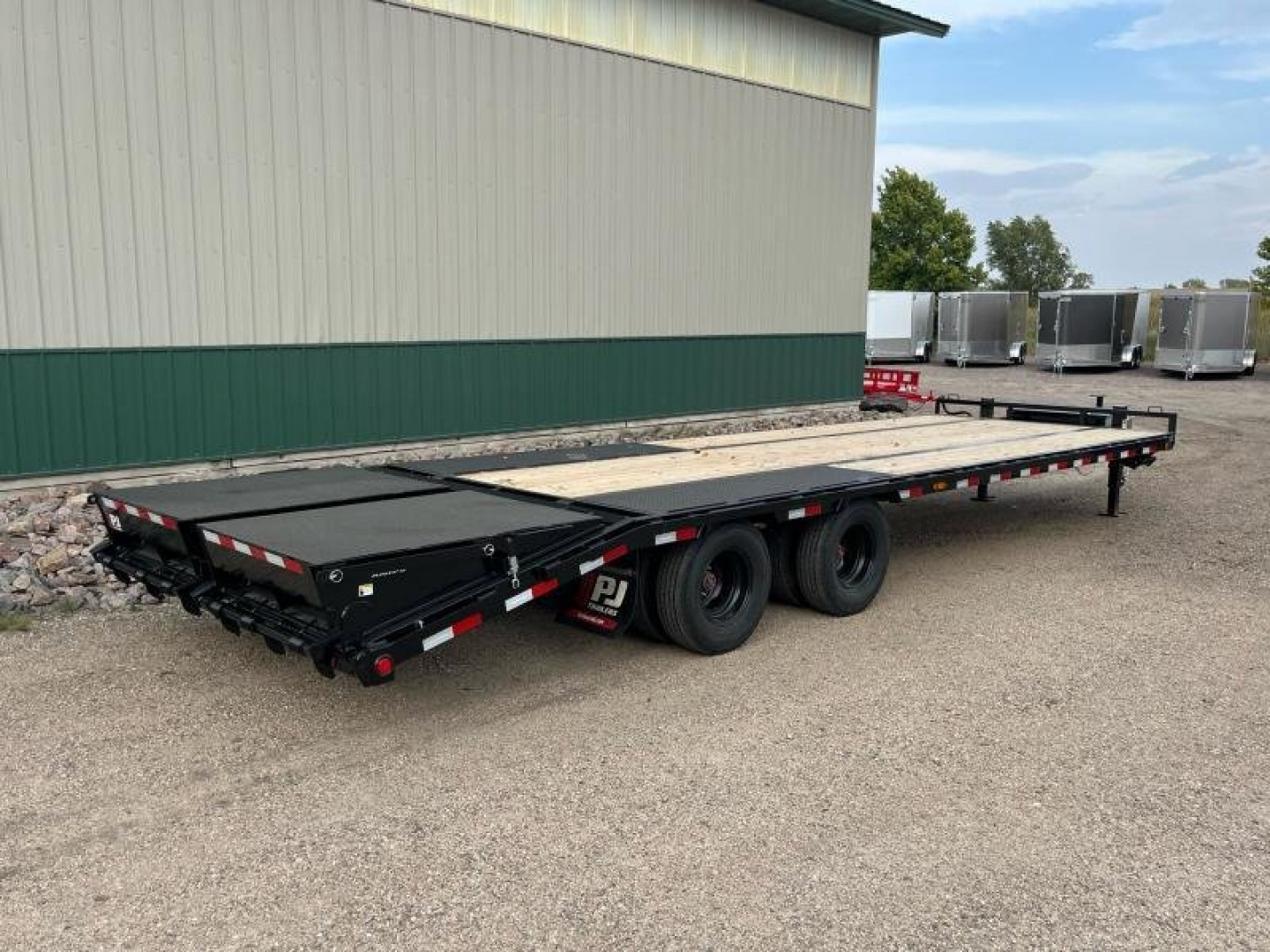 New 2025 28' PJ Low-Pro Pintle Hitch Flatbed Trailer