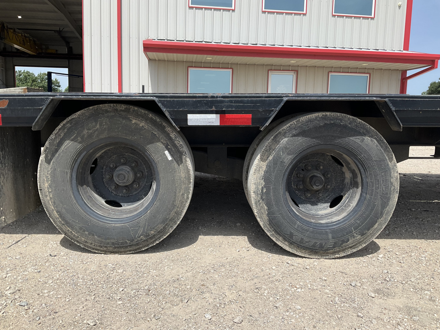 Used 2020 PJ 102"x40' GN Low-Pro Flatbed w/ Duals - LD