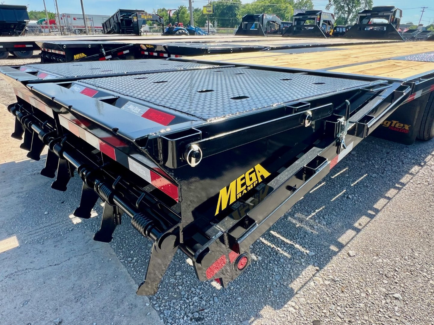 New 2025 BIG TEX TRAILERS 22GN-40D5A (35'+5') Flatbed Trailer w/ 14 Ply Upg.