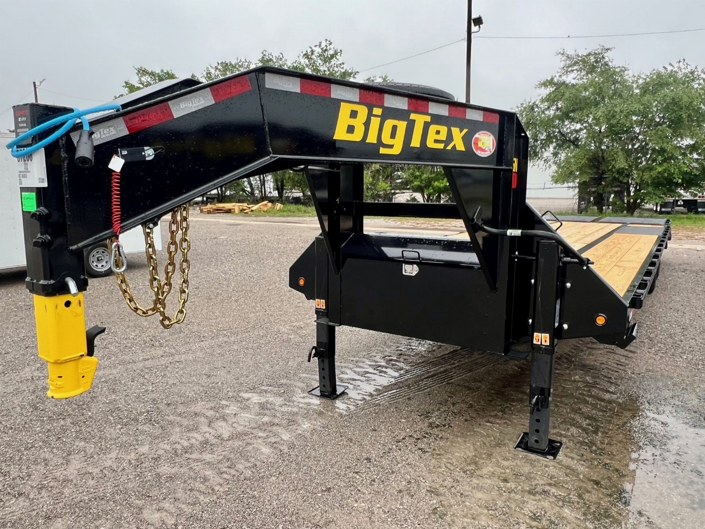 New 2026 BIG TEX TRAILERS 25GN-30D5A-MRBK Flatbed Trailer w/ 16 Ply Upgrade (25'+5')