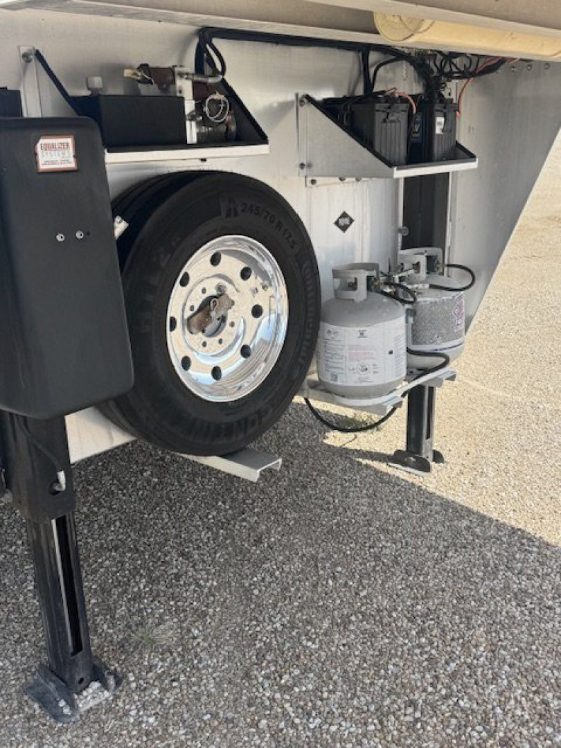 Used 2019 Platinum 5 Horse Reverse Load Platinum Living Quarters Horse Trailer