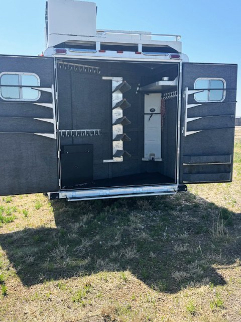 Used 2019 Platinum 5 Horse Reverse Load Platinum Living Quarters Horse Trailer
