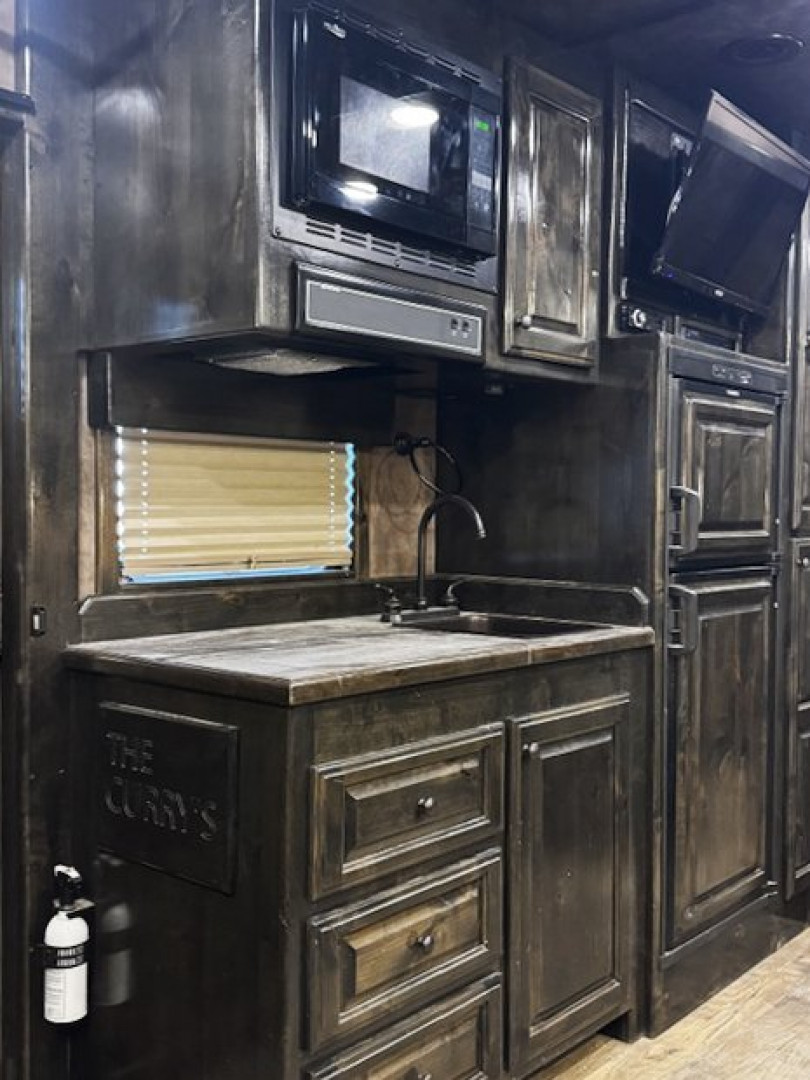 Used 2019 Platinum 5 Horse Reverse Load Platinum Living Quarters Horse Trailer