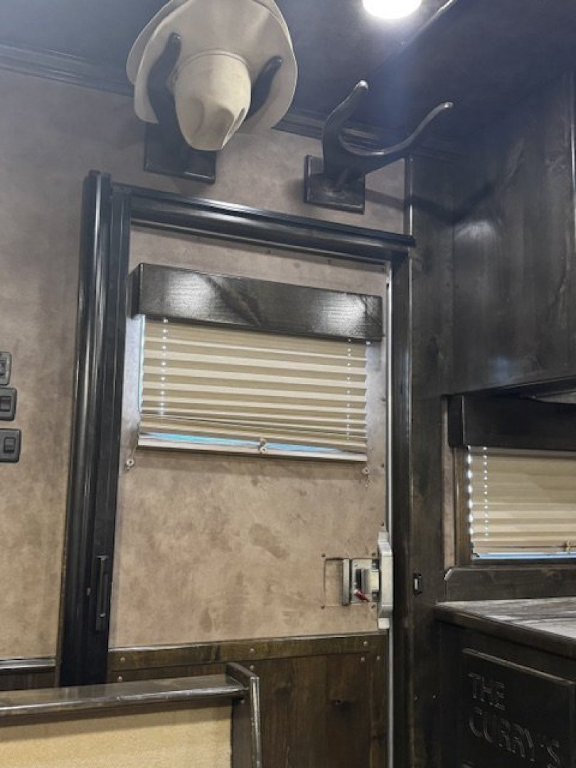 Used 2019 Platinum 5 Horse Reverse Load Platinum Living Quarters Horse Trailer