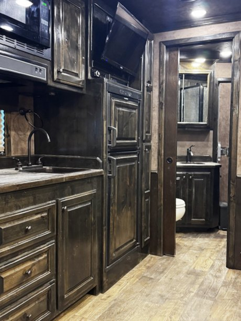 Used 2019 Platinum 5 Horse Reverse Load Platinum Living Quarters Horse Trailer